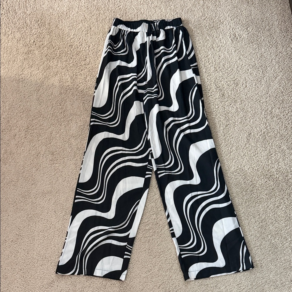 PrettyLittleThing Monochrome Striped Pants